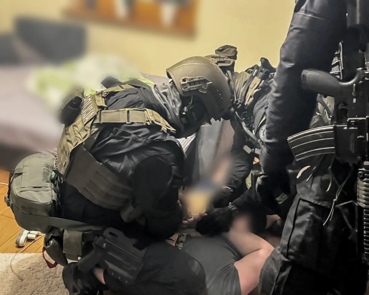 Zlikwidowanie 7 lokali i przejęcie 44 automatów do gier hazardowych, to efekt wspólnych działań Centralnego Biura Śledczego Policji i służb celnych w Szczecinie. Według śledczych, grupa przestępcza działała od stycznia 2021 roku i prowadziła około 25 "mikrokasyn", z których mogła osiągnąć co najmniej 2 mln złotych zysku.