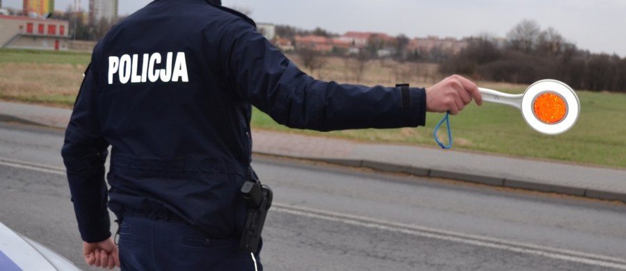 2,4 promila alkoholu miał w organizmie kierowca zatrzymany do policyjnej kontroli w małopolskich Brzeszczach. 47-latek miał problem z utrzymaniem prostego toru jazdy, dlatego zza kierownicy trafił prosto do komisariatu. Grozi mu grzywna równa wartości auta - poinformowała policja.