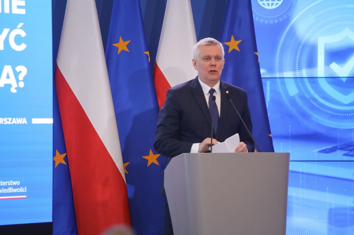 Projekt w sprawie likwidacji Centralnego Biura Antykorupcyjnego jest już przygotowany. W zamian powstanie nowa instytucja - Centralne Biuro Zwalczania Korupcji – zapowiedział Tomasz Siemoniak, minister koordynator służb specjalnych. 