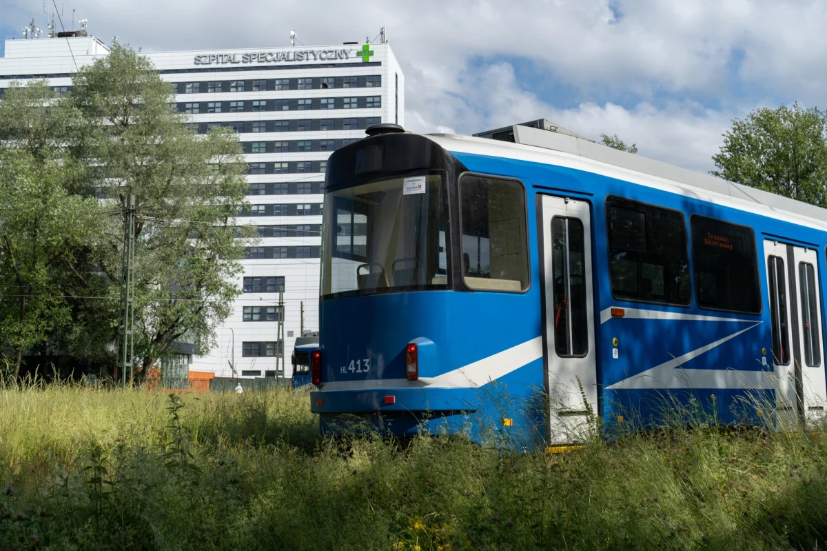 Od dziś do 5 maja potrwają prace związane z podłączaniem nowego układu torowego w rejonie węzła drogi S7 do istniejącego torowiska na ulicy Kocmyrzowskiej. W tym czasie ruch tramwajów na tej ulicy będzie wstrzymany, a linie numer 1 i 5 zostaną skierowane do pętli przy rondzie Hipokratesa – informuje Zarząd Transportu Publicznego w Krakowie.