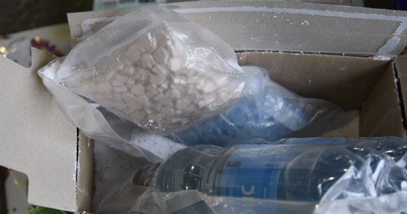 Ponad 2 kg heroiny, amfetaminy i tabletek oraz 12,5 litra płynnej amfetaminy zostało ukryte w proszkach do prania. Paczka z Holandii miała dotrzeć do 19-latka z okolic Krakowa, ale przechwycili ją policjanci z Hrubieszowa, a młody mężczyzna trafił za kratki.