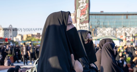 Dowódca oddziałów Korpusu Strażników Rewolucji Islamskiej w stolicy Iranu, Teheranie, poinformował o utworzeniu nowego organu, który będzie egzekwował przestrzeganie rygorystycznych zasad ubioru obowiązujących kobiety. Chodzi o noszenie hidżabu - podał portal Radia Wolna Europa (RWE).