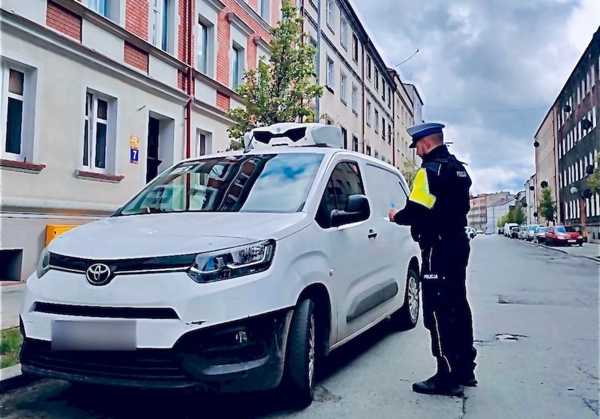 Policjanci ze Słupska zatrzymali do kontroli młodego kierowcę. Okazało się, że chłopak nie ma 16 lat i nie może mieć jeszcze prawa jazdy. Na miejsce przyjechał ojciec - on także nie miał  uprawnień do kierowania.