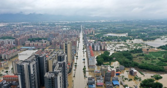 Co najmniej 11 osób zginęło, a dziesiątki tysięcy ewakuowano z powodu powodzi na południu Chin. W prowincji Guangdong intensywnie pada od czwartku. Lokalne władze ostrzegają przed "powodzią stulecia".