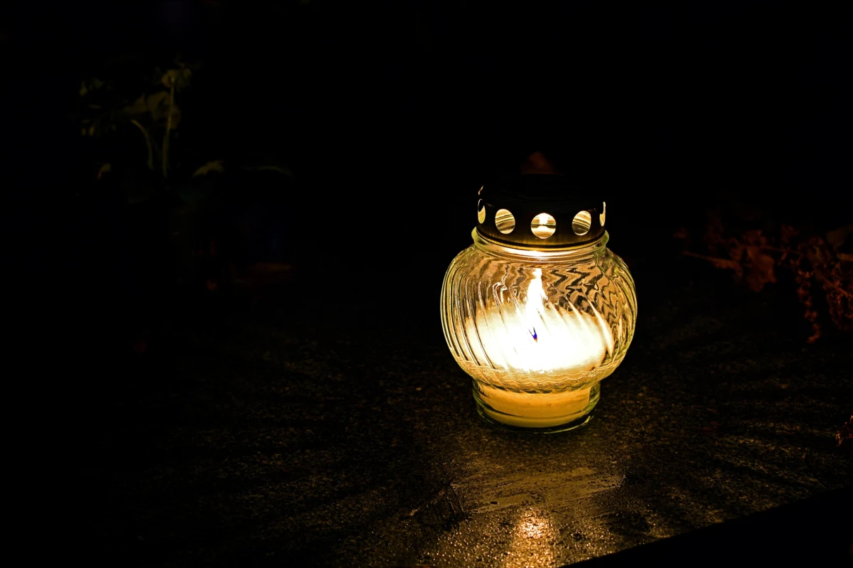 W wieku 90 lat zmarł mieszkający w podopolskiej wsi Pokój Jan Sylwester Drost, wybitny projektant szkła. Jego projekty były nagradzane na całym świecie.