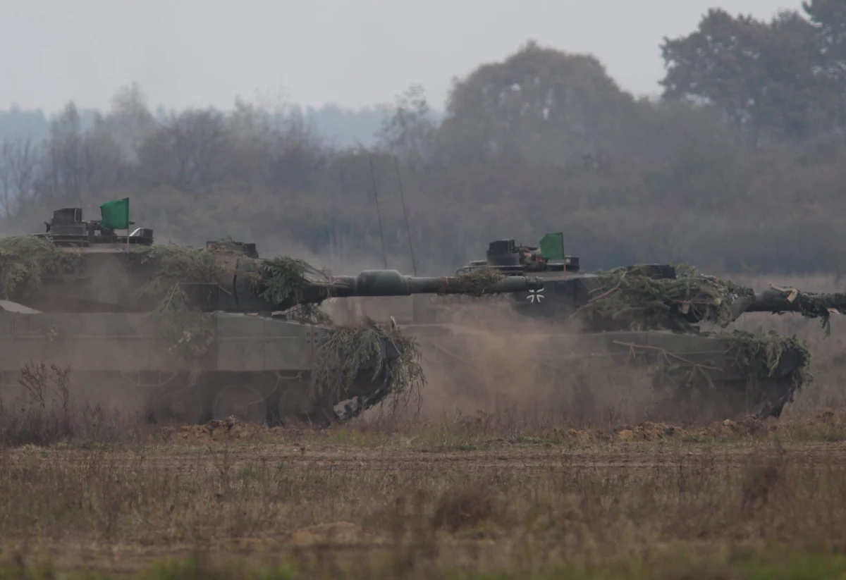 Tragiczny wypadek podczas ćwiczeń wojsk NATO Saber Strike 2024 na poligonie Bemowo Piskie w woj. warmińsko-mazurskim. Zginął żołnierz hiszpańskiej armii.