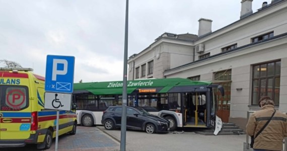 Miejski autobus uderzył w budynek dworca w Zawierciu w Śląskiem. Informację otrzymaliśmy na Gorącą Linię RMF FM - potwierdziła nam ją policja.