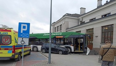 Autobus uderzył w budynek dworca w Zawierciu