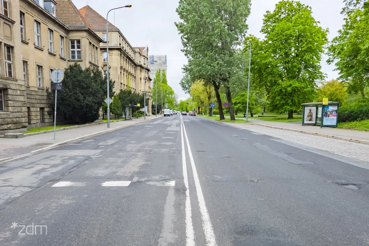 We wtorek, 23 kwietnia, rozpoczyna się remont nawierzchni jezdni na al. Niepodległości w Poznaniu. W trakcie remontu sfrezowana zostanie stara, zniszczona nawierzchnia. W jej miejsce ułożone będą nowe warstwy: wiążąca i ścieralna. Prace potrwają miesiąc.