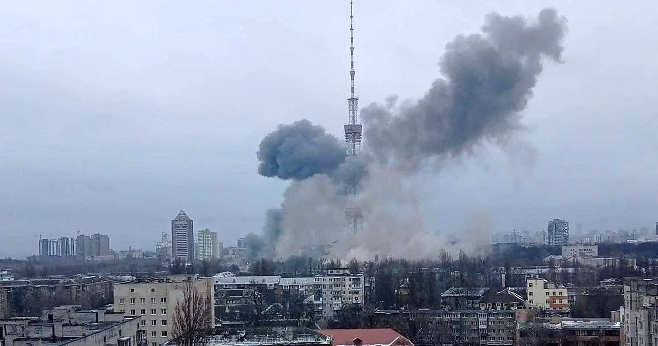 Rosjanie dokonali dziś ataku na wieżę telewizyjną górującą nad ukraińskim Charkowem. Całe zdarzenie zostało zarejestrowane na filmach.