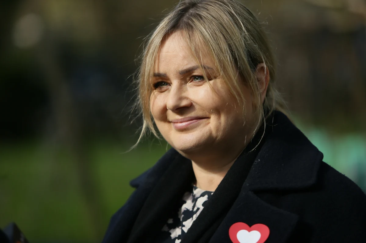 "Obiecuję, że wybuduję szpital w Gliwicach. Na pewno to zrobię, to będzie placówka na miarę XXI wieku" - zadeklarowała w Rozmowie o 7:00 w Radiu RMF24 pierwsza prezydentka Gliwic Katarzyna Kuczyńska-Budka. Prywatnie żona Borysa Budki zapewniła: "Sprawy, którymi zajmuje się mój mąż, nie mają bezpośredniego wpływu na to, co dzieje się w mieście". Kuczyńska-Budka wskazała, że w jej mieście często brakuje rzeczy drobnych takich jak ławki dla seniorów i podkreśliła, że naprawi w tej kwestii błędy poprzedników.