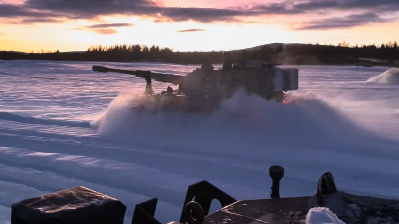 Armia Norwegii pokazała na pięknym filmie, jak koreańskie armatohaubice K9 świetnie radzą sobie w ekstremalnie niskich temperaturach i górach śniegu. Te maszyny od niedawna ma też Wojsko Polskie.