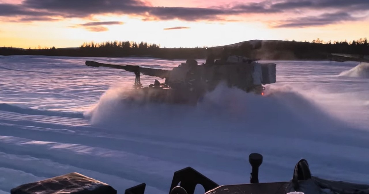 Armia Norwegii pokazała na pięknym filmie, jak koreańskie armatohaubice K9 świetnie radzą sobie w ekstremalnie niskich temperaturach i górach śniegu. Te maszyny od niedawna ma też Wojsko Polskie.