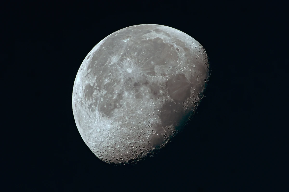 Chińscy naukowcy wydali pierwszy atlas geologiczny Księżyca w wysokiej rozdzielczości w skali 1:2,5 mln - poinformowała w poniedziałek chińska agencja prasowa Xinhua. Zestaw map został wydany w języku chińskim i angielskim.