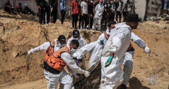 Masowy grób, a w nim blisko 300 ciał Palestyńczyków, został znaleziony w pobliżu szpitala Nasser w miejscowości Chan Junis w Strefie Gazy. Al Jazeera podaje, że zabici to mężczyźni, kobiety i dzieci. Na ciałach niektórych osób są ślady świadczące o tym, że mogły być wcześniej torturowane. 