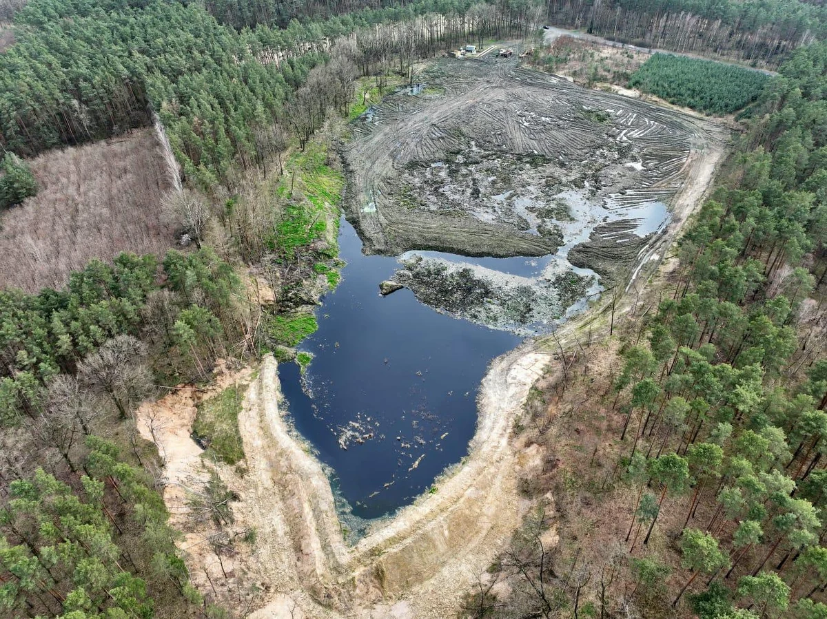 Ponad trzy lata po publikacji RMF24.pl na temat kontrowersji związanych z rekultywacją działki w okolicach Mirocina Dolnego w Lubuskiem sprawą zainteresowali się śledczy. Na zlecenie Prokuratury Okręgowej w Katowicach do urzędów w Zielonej Górze i Nowej Soli zapukali funkcjonariusze CBA. Zabezpieczyli dokumenty związane z pracami na terenie dawnego składowiska odpadów poprodukcyjnych z fabryki FSO w pobliskim Kożuchowie. Prokuratura nie ujawnia zbyt wielu szczegółów, zasłaniając się dobrem śledztwa, ale zaznacza, że prowadzone postępowanie dotyczy nieprawidłowości w składowaniu odpadów. 