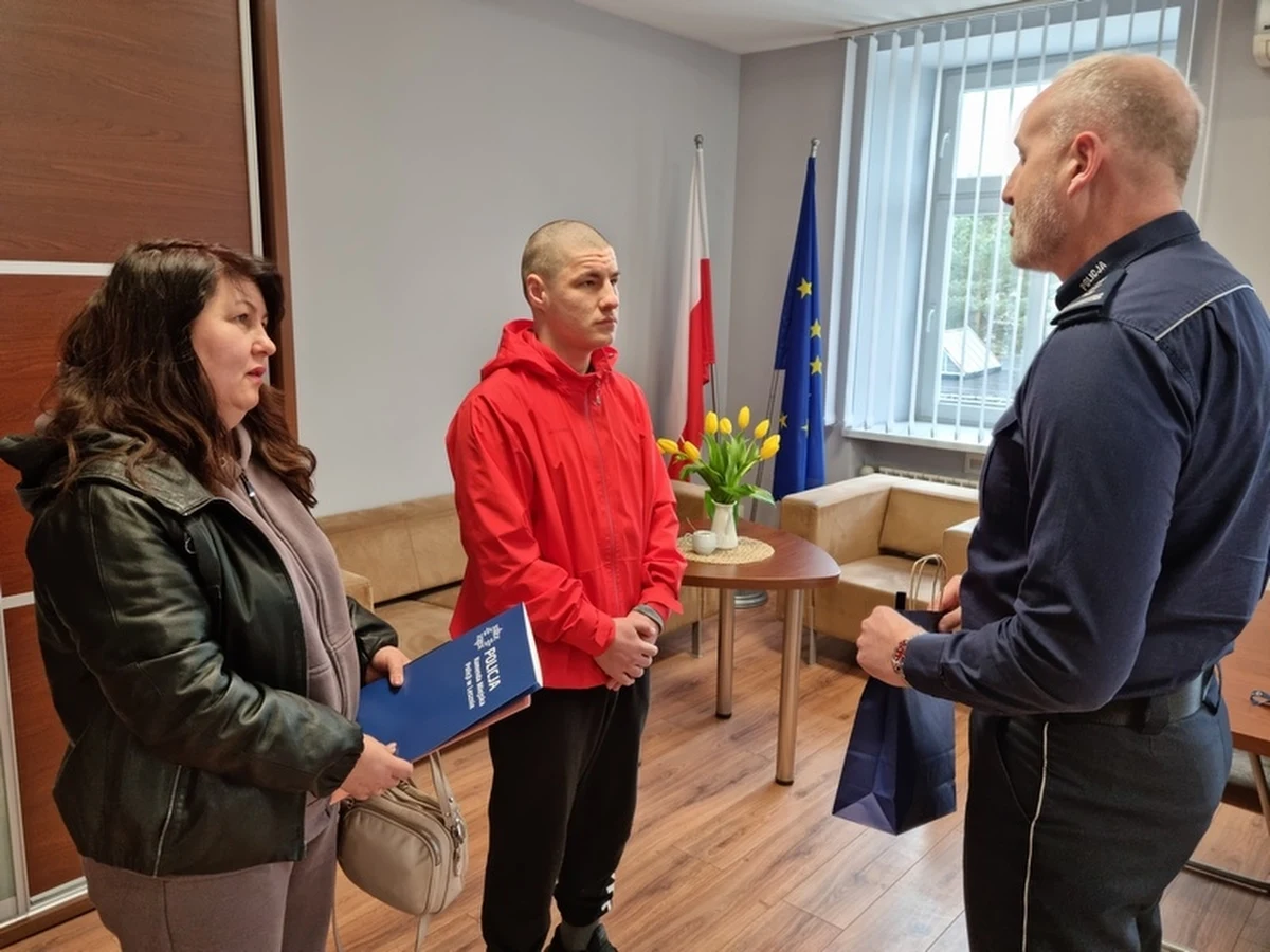 Niezwykłą empatią wykazał się 17-letni chłopak, kiedy w nocy na ulicy Leszna spotkał starszego mężczyznę w piżamie i kapciach. Choć było zimno, oddał seniorowi własną kurtkę i buty i już idąc boso przyprowadził go do komendy policji.  