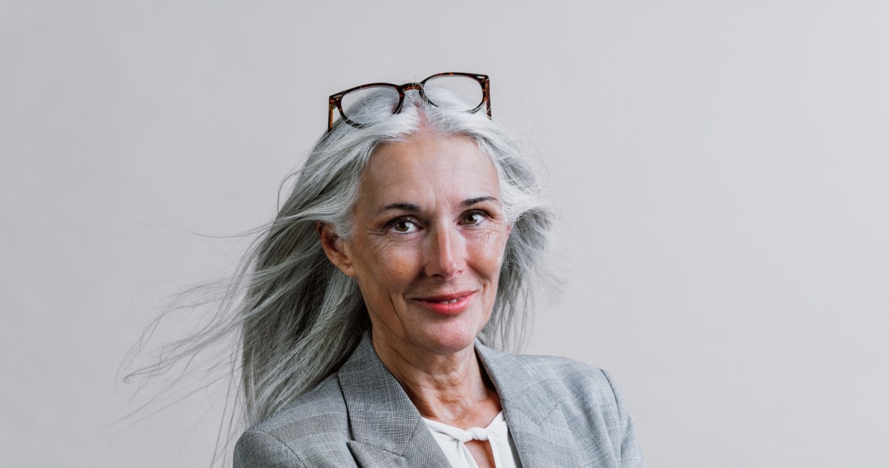 Najmodniejsze koloryzacje dla siwych włosów na wiosnę. Gwiazdy ją kochają