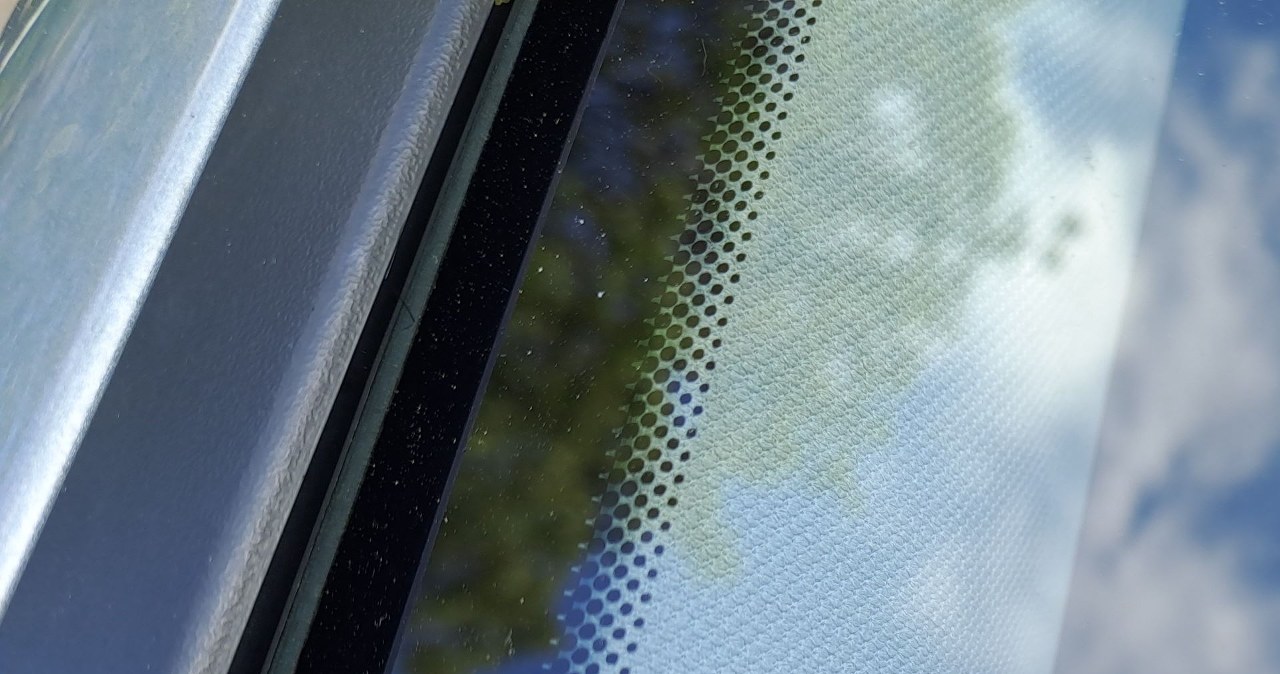 W twoim aucie też znajdziesz czarne kropki wokół szyby. Do czego służą?
