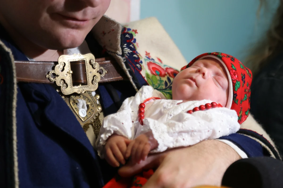 Anielka i Agnieszka - dwie dziewczynki z czworaczków, które przyszły na świat w lutym opuściły właśnie Szpital Uniwersytecki w Krakowie. Jadą do domu do Kościeliska i jak na mieszkanki podhalańskiej wsi przystało - wychodzą z przytupem na góralską nutę i w strojach góralskich. 