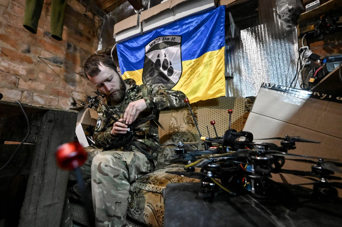 Ukraińskie media piszą, że MSZ Ukrainy poleciło wszystkim urzędom konsularnym zawieszenie świadczenia usług konsularnych dla Ukraińców w wieku poborowym, którzy przebywają za granicą. Do doniesień odniósł się szef ukraińskiej dyplomacji, który napisał w mediach społecznościowych, że on sam wydał polecenie, by przywrócić "sprawiedliwe podejście do mężczyzn w wieku mobilizacyjnym na Ukrainie i poza nią".