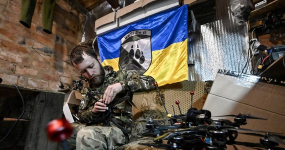 Ukraińskie media piszą, że MSZ Ukrainy poleciło wszystkim urzędom konsularnym zawieszenie świadczenia usług konsularnych dla Ukraińców w wieku poborowym, którzy przebywają za granicą. Do doniesień odniósł się szef ukraińskiej dyplomacji, który napisał w mediach społecznościowych, że on sam wydał polecenie, by przywrócić "sprawiedliwe podejście do mężczyzn w wieku mobilizacyjnym na Ukrainie i poza nią".