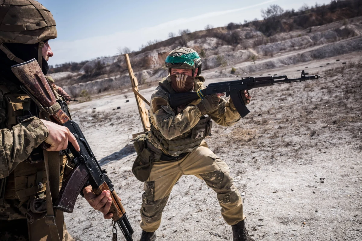 Znaczna część broni, która ma trafić do Ukrainy, znajduje się już w magazynach w Polsce i Niemczech -poinformowała CNN, powołując się na amerykańskie źródło związane z dostarczaniem pomocy wojskowej. Urzędnicy z USA nie potwierdzają tej wiadomości.