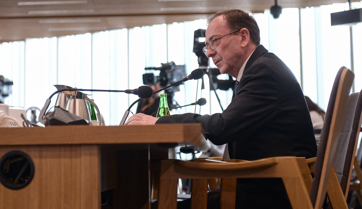 Awantura na posiedzeniu sejmowej komisji ds. wyborów korespondencyjnych. Podczas przesłuchania Mariusz Kamiński powiedział do przewodniczącego komisji Dariusza Jońskiego: „Jest pan świnią”. Potem były szef MSWiA opuścił salę przesłuchań.