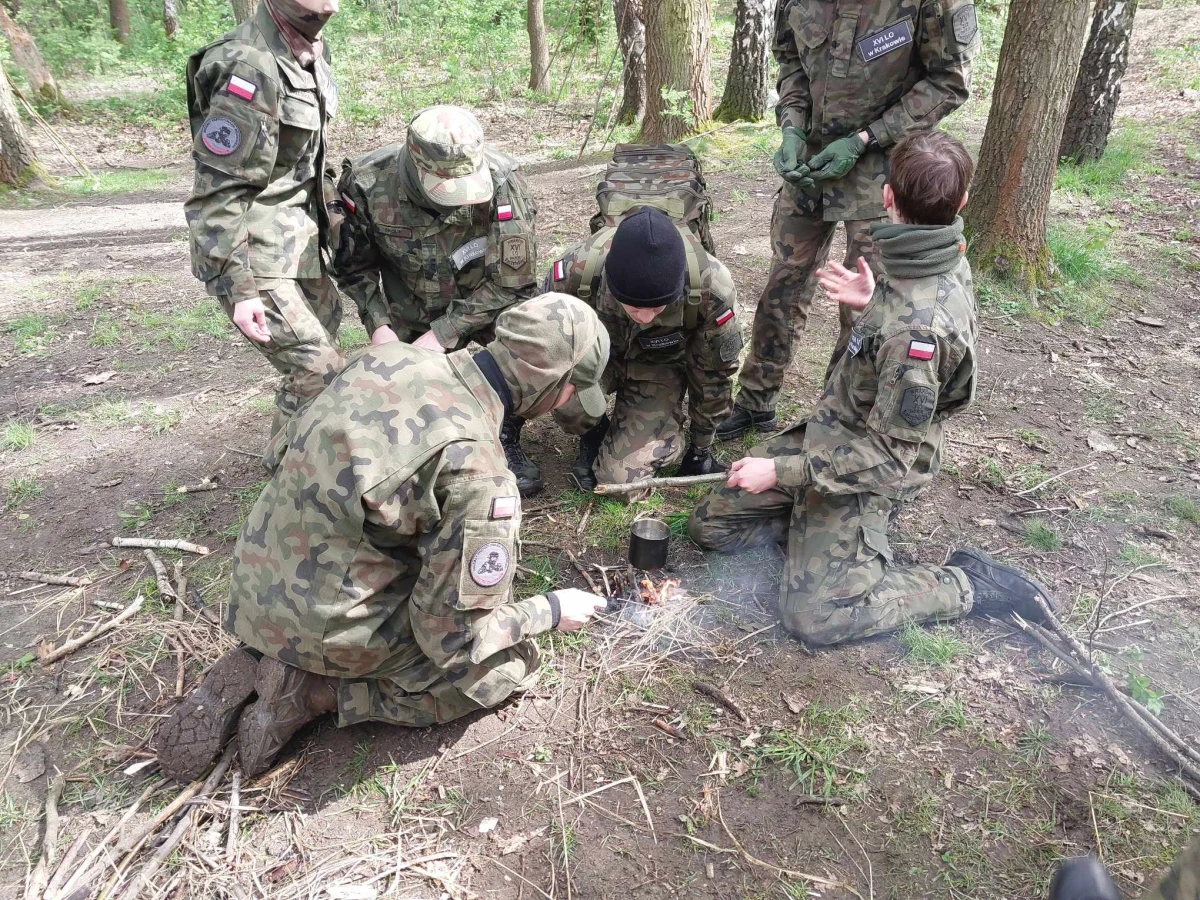 ​Rozpalenie ognia, określenie położenia, składanie broni czy ewakuacja rannego z pola walki - z takimi zadaniami mierzyli się dziś uczniowie klas wojskowych, którzy wzięli udział w spartakiadzie na terenie Garnizonowego Ośrodka Szkolenia Pasternik w Krakowie.