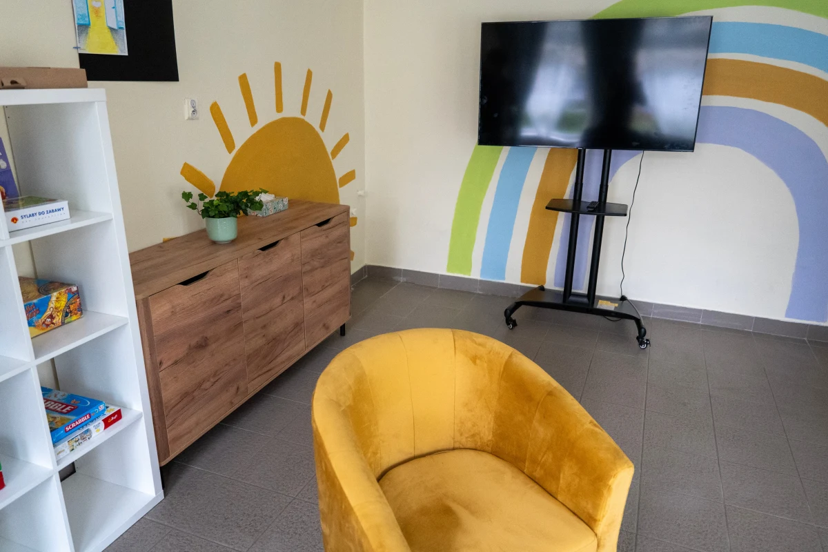 To jest prawdopodobnie pierwsze takie miejsce w Polsce - w Łodzi dziś rozpoczął swoją działalność koedukacyjny hostel dla osób w kryzysie bezdomności "Nowy Początek". Ma 40 miejsc dla młodych dorosłych i rodzin z dziećmi.

