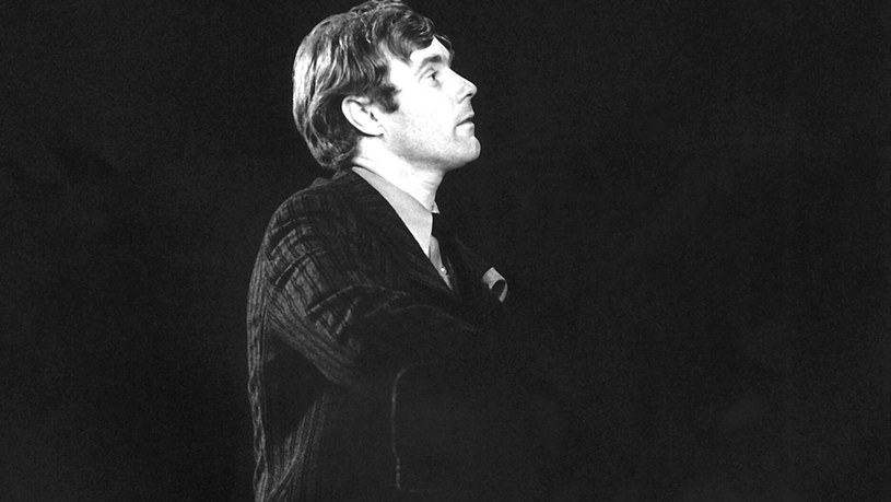 55 lat temu, 23 kwietnia 1969 roku, po kilku miesiącach walki o powrót do zdrowia, zmarł Krzysztof Komeda. Polski muzyk miał przed sobą spektakularną karierę w Stanach Zjednoczonych, jednak wszystko przekreślił wypadek, który sprokurował jego przyjaciel Marek Hłasko. 