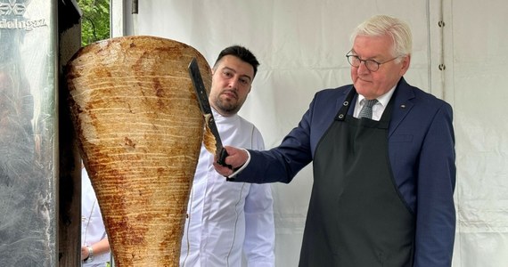Frank-Walter Steinmeier przebywa w Turcji, gdzie udał się z trzydniową wizytą. Prezydent Niemiec zabrał ze sobą zaskakujący prezent - to 60 kilogramów mięsa do kebabu. Tureckie media określają to zachowanie mianem "kebabowej dyplomacji".