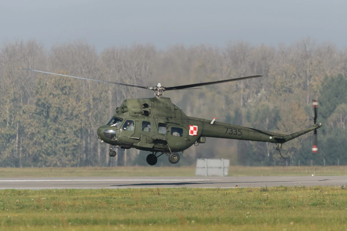 Incydent podczas lotu szkoleniowego w rejonie miejscowości Okrzeja (woj. lubelskie). Śmigłowiec Mi-2 uszkodził linię niskiego napięcia. Okoliczności zdarzenia wyjaśni Komisja Badania Wypadków Lotniczych Lotnictwa Państwowego.