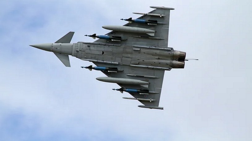 Rishi Sunak, premier Wielkiej Brytanii, podczas wizyty w Polsce zapowiedział, że niebawem nasze niebo będą chroniły brytyjskie myśliwce Eurofighter Typhoon, a w polskich bazach będzie dodatkowo stacjonowało 16 tysięcy brytyjskich żołnierzy.