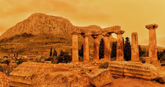 Pył znad Sahary przywędrował we wtorek nad Grecję, barwiąc na pomarańczowo niebo m.in. nad Atenami. Afrykański pył zaobserwowano również nad innymi terenami na południu kraju.