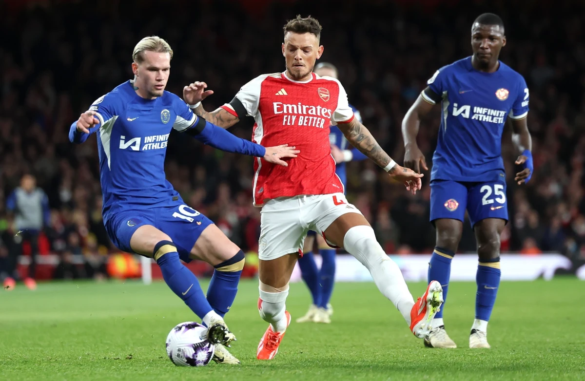 Piłkarze Arsenalu Londyn, z Jakubem Kiwiorem na ławce rezerwowych, pokonali u siebie w zaległym meczu angielskiej ekstraklasy Chelsea Londyn 5:0. Tym samym umocnili się na pierwszym miejscu w tabeli.