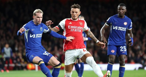 Piłkarze Arsenalu Londyn, z Jakubem Kiwiorem na ławce rezerwowych, pokonali u siebie w zaległym meczu angielskiej ekstraklasy Chelsea Londyn 5:0. Tym samym umocnili się na pierwszym miejscu w tabeli.