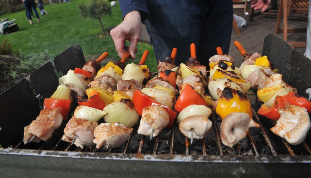 Niemal 60 proc. Polaków planujących majówkowego grilla zrobi zakupy na promocjach - wynika z badania przeprowadzonego przez UCE Research oraz grupę BLIX. Największa grupa respondentów zamierza jednorazowo wydać na tę formę wypoczynku między 50 a 100 zł.