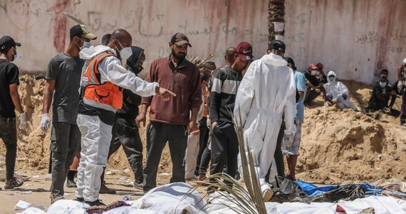 Armia izraelska zaprzeczyła, jak to określiła, "bezpodstawnym" oskarżeniom, jakoby pochowała ciała palestyńskich cywilów w masowych grobach w szpitalu w Nasser w Strefie Gazy. Władze palestyńskie donoszą, że w ciągu ostatnich dni znaleziono ponad 300 ciał w masowych grobach na terenie szpitala w Chan Junis, po tym jak opuściły to miejsce wojska izraelskie. 