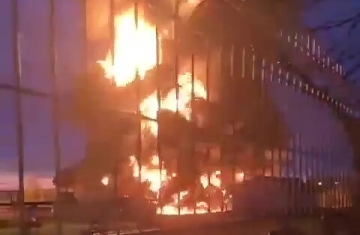 Noc z wtorku na środę przyniosła kolejne wyzwania dla rosyjskiej obrony powietrznej. Ukraińskie drony ponownie zaatakowały wrogie terytorium, w tym obwód smoleński. Doszło tam do pożaru dwóch baz ropy naftowej. Ukraińskie media podają, że za atakiem stoi Służba Bezpieczeństwa Ukrainy.