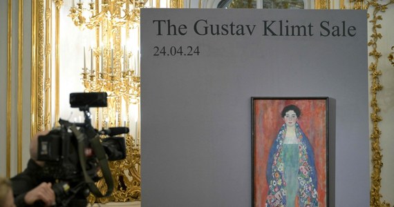 Na aukcję w Wiedniu trafił obraz Gustawa Klimta, który przez 100 lat uznawany był za zaginiony. Dzieło "Portret panny Lieser" Klimt zaczął malować w 1917 roku, na rok przed śmiercią. Wydaje się, że go nie ukończył. Mimo to obraz może zostać sprzedany za nawet 50 milionów euro.