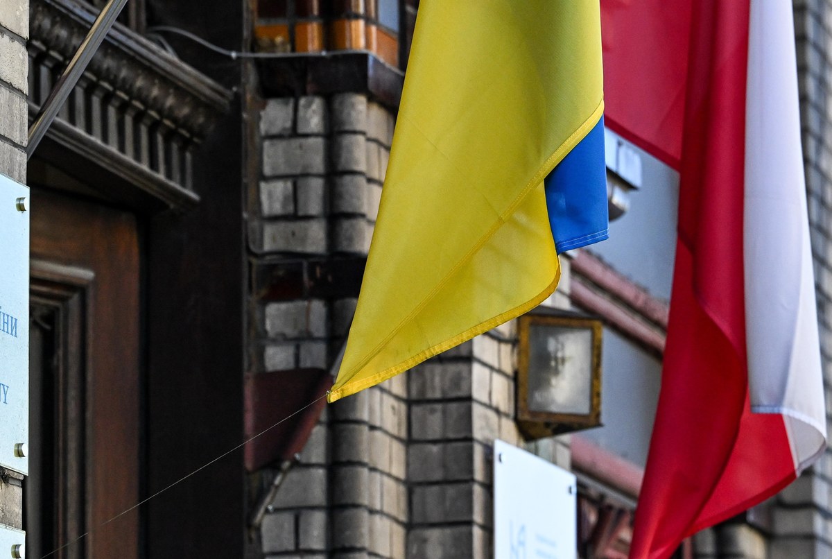 Około 300 Ukraińców bezskutecznie próbowało wczoraj przez cały dzień odebrać paszporty w jednym z punktów w Warszawie. Mimo że otrzymali wcześniej powiadomienia o tym, że dokumenty są gotowe do odbioru - obsługa punktu wstrzymała pracę. 