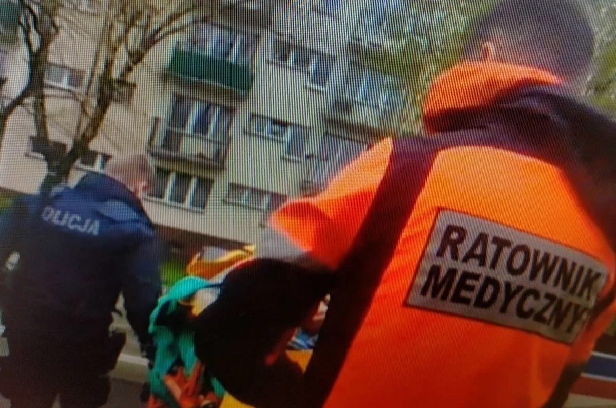 Dramatyczne sceny rozegrały się w Suwałkach w woj. podlaskim. Do policjantów podbiegł mężczyzna, prosząc o pomoc. Mówił o kimś, kto umiera i nikt nie wie, jak mu pomóc. Mundurowi pobiegli za nim i znaleźli nieprzytomnego mężczyznę, leżącego na podłodze w łazience.