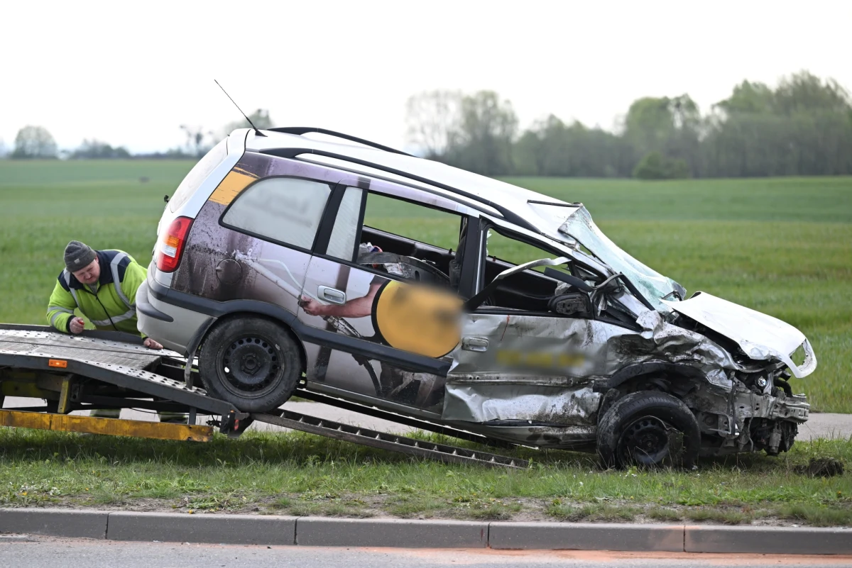 Na drodze wojewódzkiej nr 222 we wsi Rekcin w powiecie gdańskim (Pomorskie) doszło do zdarzenia samochodu osobowego z busem. Poszkodowane zostały cztery osoby.