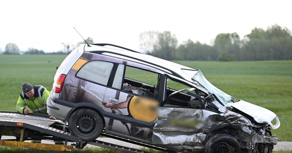 Na drodze wojewódzkiej nr 222 we wsi Rekcin w powiecie gdańskim (Pomorskie) doszło do zdarzenia samochodu osobowego z busem. Poszkodowane zostały cztery osoby.