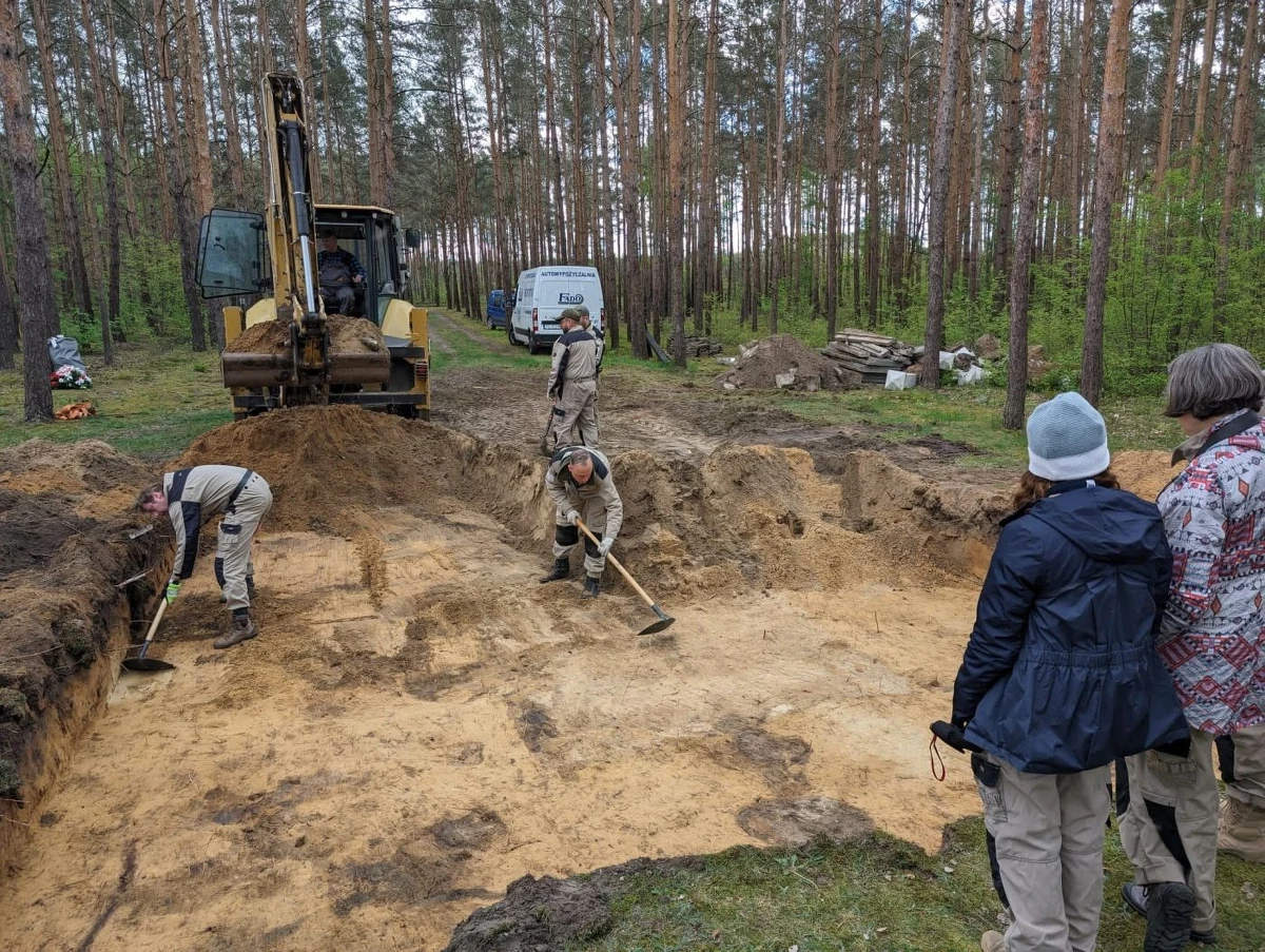 Szczątki kilkudziesięciu osób, zamordowanych podczas II wojny światowej przez niemieckich okupantów, znaleziono w masowym grobie na polanie leśnej w pobliżu miejscowości Tury i Dąbrowice w Wielkopolsce. Ekshumację przeprowadzono w ramach śledztwa prowadzonego przez Oddziałowa Komisję Ścigania Zbrodni przeciwko Narodowi Polskiemu w Poznaniu.


