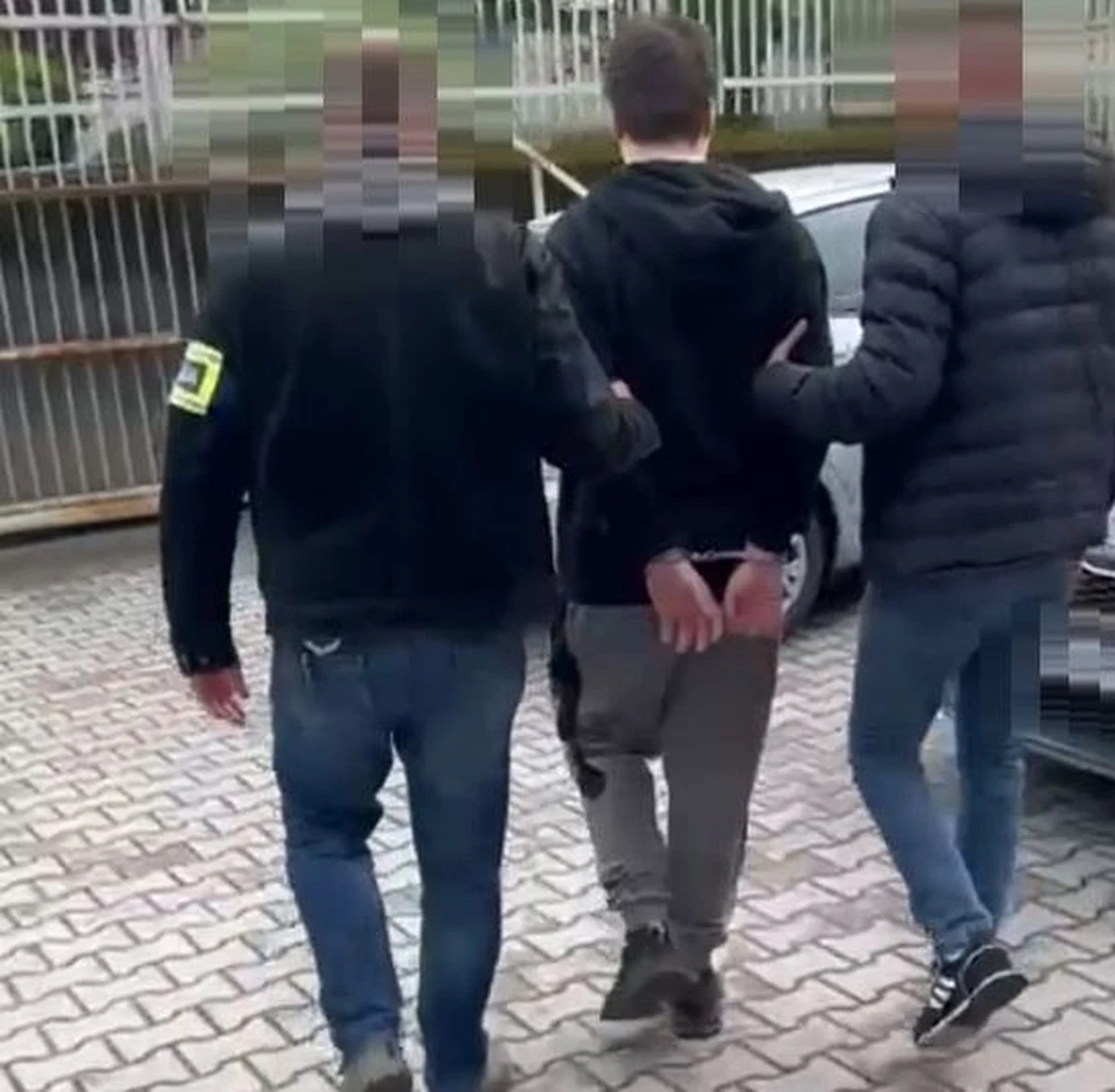 Zarzut usiłowania zabójstwa usłyszał 19-latek, który na skwerze przed blokiem w Nowe Hucie dusił młodą dziewczynę i bił ją pięściami po twarzy i głowie. Sprawca i ofiara nie znali się, a napastnika ujął przechodzień.  