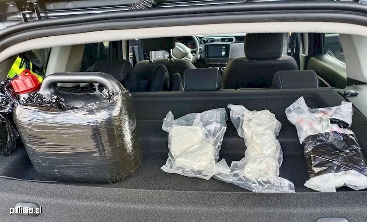 32-letni gdańszczanin nie zatrzymał się do kontroli drogowej, a potem porzucił auto i uciekał pieszo. Okazało się, że wiezie samochodem narkotyki o czarnorynkowej wartości prawie pół miliona złotych.  

