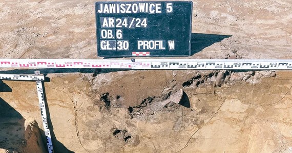 Budowa drogi ekspresowej S1 na granicy Śląska i Małopolski zakończy się później niż planowano. Wszystko z powodu odkryć archeologicznych w Jawiszowicach. W dwóch miejscach znaleziono tam ślady osadnictwa sprzed kilku tysięcy lat. 