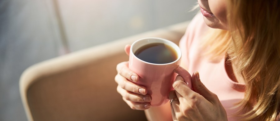 Za sprawą pobudzających właściwości kawy, często mówi się o tym napoju w kontekście choroby nadciśnieniowej. Przekonanie o tym, że osoby cierpiące na to schorzenie powinny unikać kawy, należy do najbardziej rozpowszechnionych, ale obalonych już naukowo, mitów. Wyniki badań wskazują bowiem, że pomimo czasowego pobudzenia, jakie daje picie kawy, regularne spożywanie napojów zawierających kofeinę nie prowadzi do zwiększonego ryzyka nadciśnienia. Co więcej, istnieją mocne dowody na to, że kawa może zapobiegać nadciśnieniu, zwłaszcza u kobiet spożywających ok. 4 filiżanek dziennie.[1]